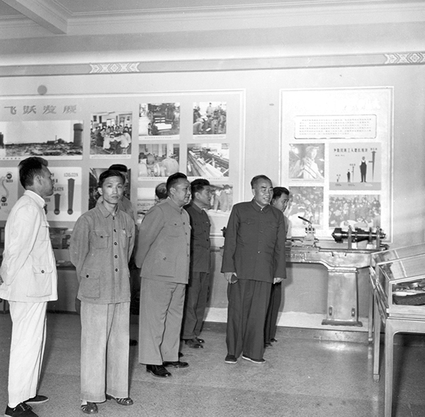1959年9月朱德委员长来民族文化宫检查“十年来民族工作展览”筹备情况