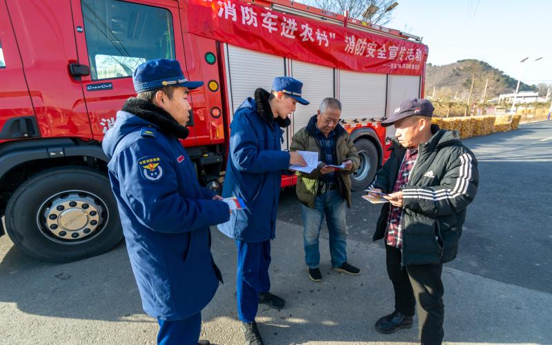 各地消防部门提供安全指导和便民服务消除冬季火灾隐患_新闻频道_央视网(cctv.com)