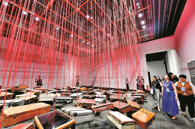 这个展览“全深圳都在预约” 作为深圳美术馆(新馆)八大开馆展之一,“盐田千春:颤动的灵魂”展期延长 | 极目新闻