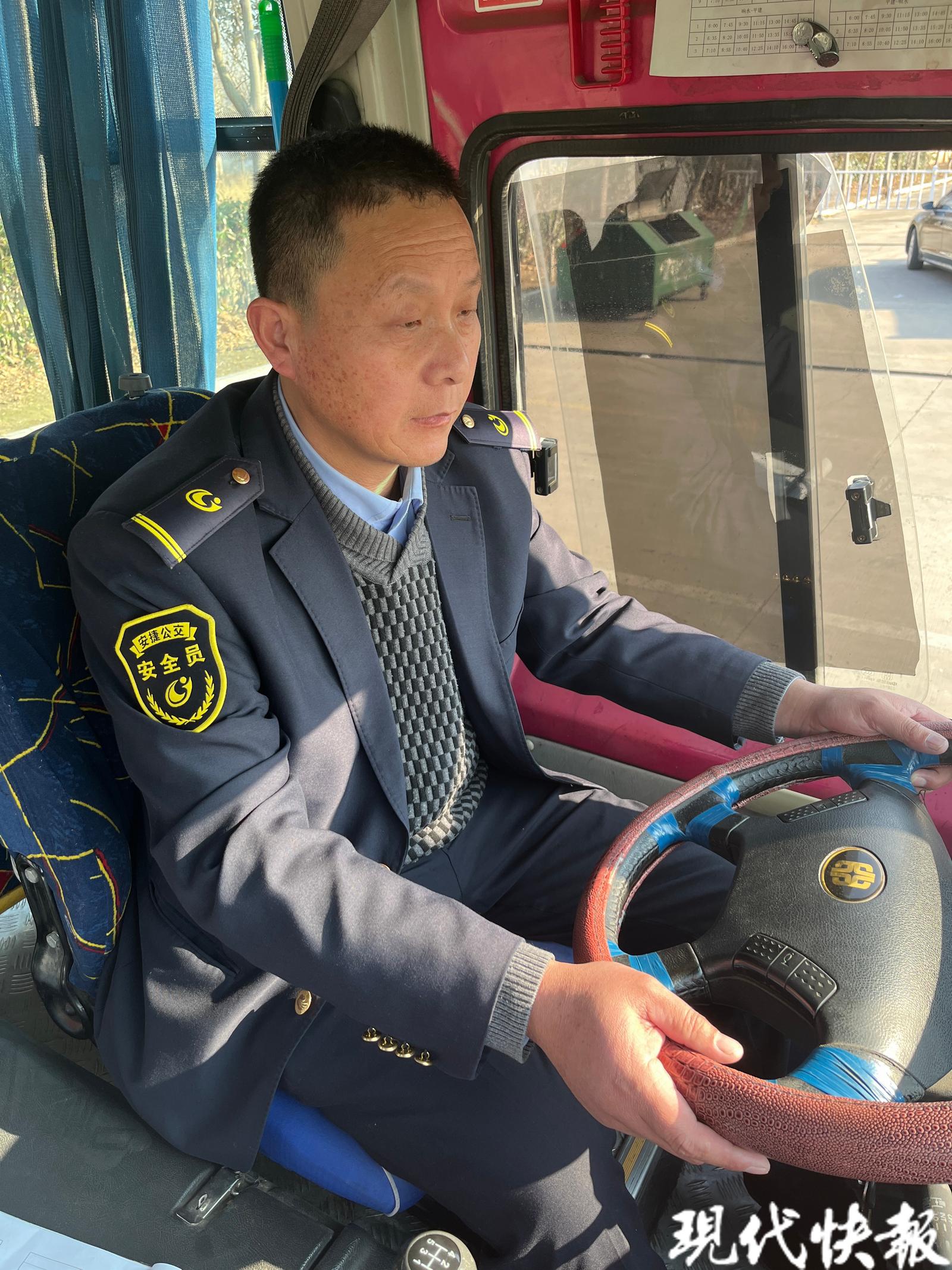 盐城一公交司机打扫卫生，后排发现29万元存单……