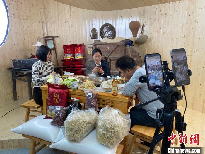 （乡村行·看振兴）手机成了“新农具” 直播电商助力江西湖口“土货”走俏 | 极目新闻