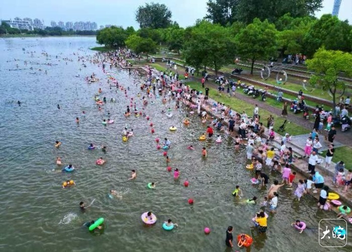 六安河西沙滩浴场再度火爆，城管呼吁市民不要前往深水危险区域