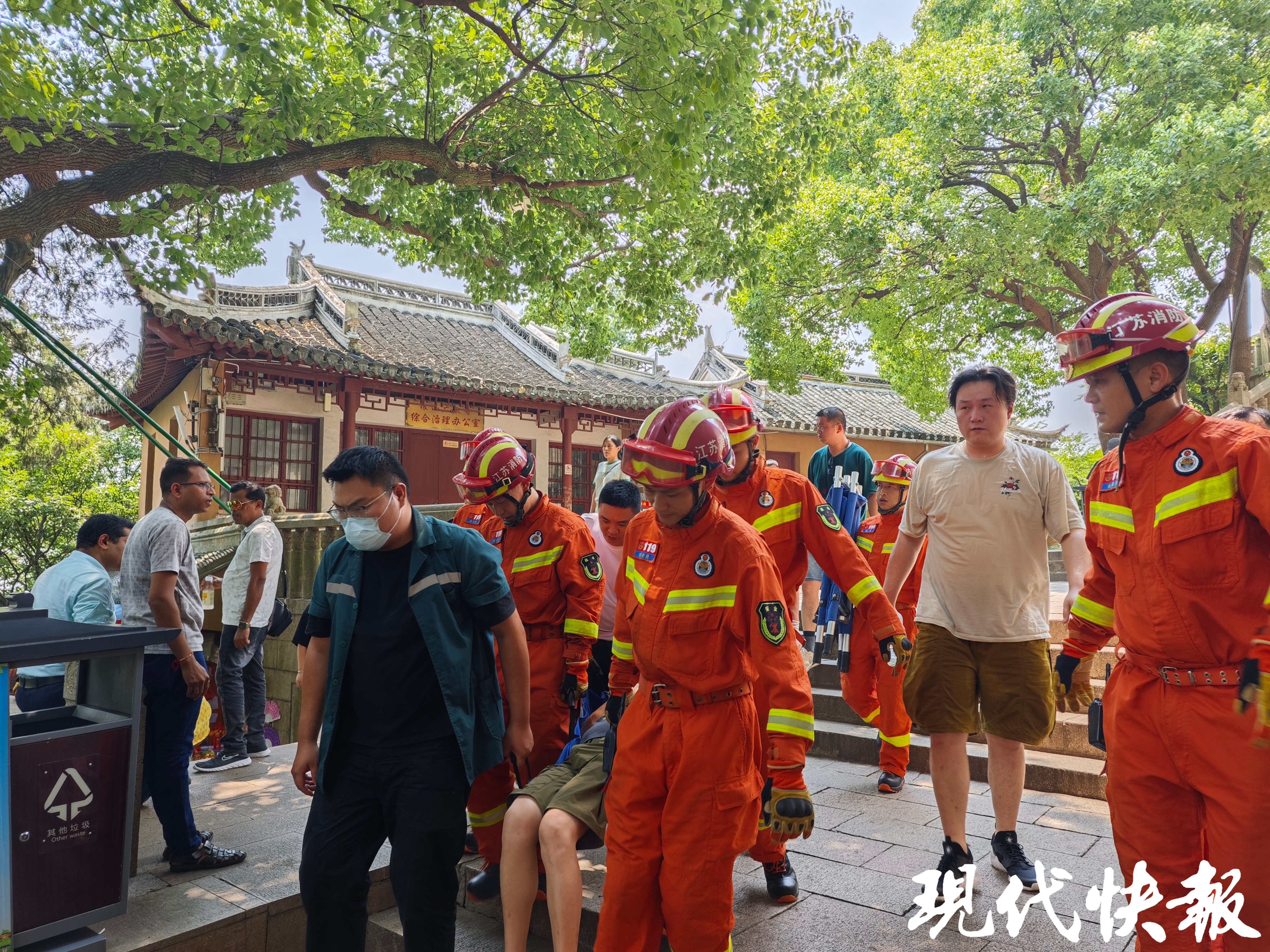 男子爬山中暑，消防员用担架将其抬下山