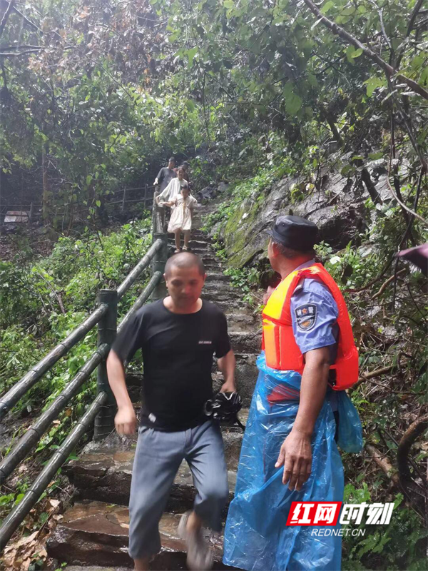 江永：突降暴雨致14名游客被困 民警救援大队紧急施救-第2张-资讯-青岛传媒有限公司