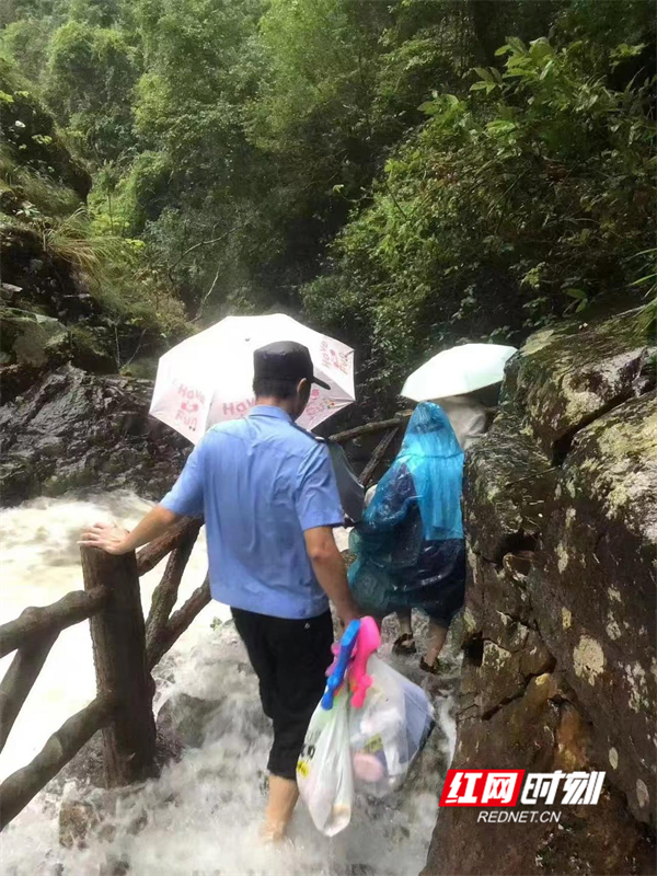 江永：突降暴雨致14名游客被困 民警救援大队紧急施救-第1张-资讯-青岛传媒有限公司