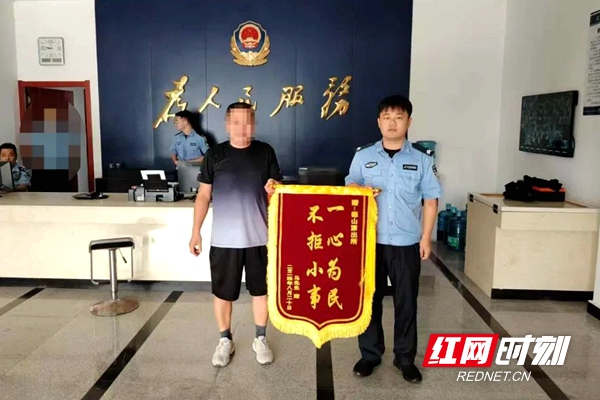 男子骑车时手机不慎掉落，民警翻查监控1小时找回