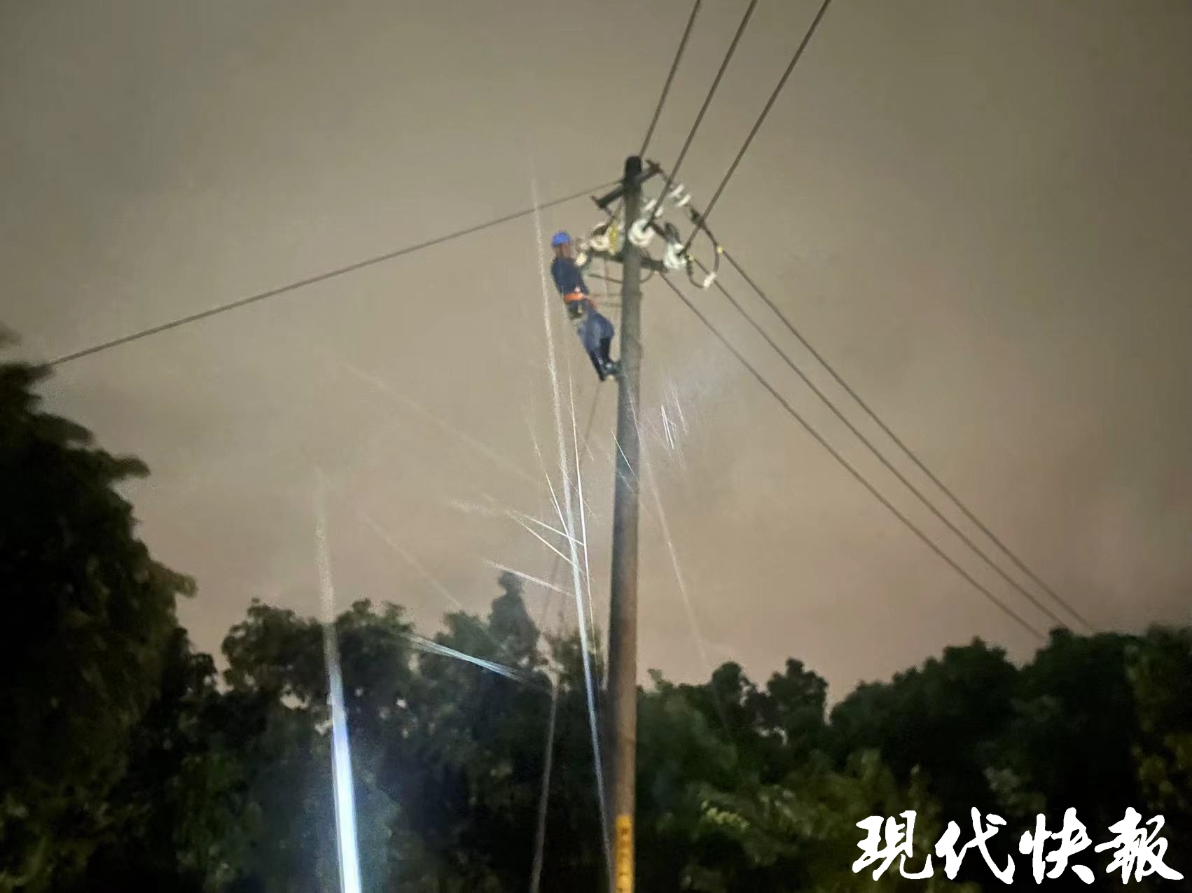 南京供电公司栖霞分部战台风保供电，辖区内所有故障线路已恢复供电