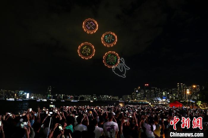 “玉兔”衔来中秋愿 千架无人机维港上空祝团圆