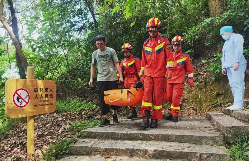 女子登山失足跌落，福州晋安消防紧急救援送医