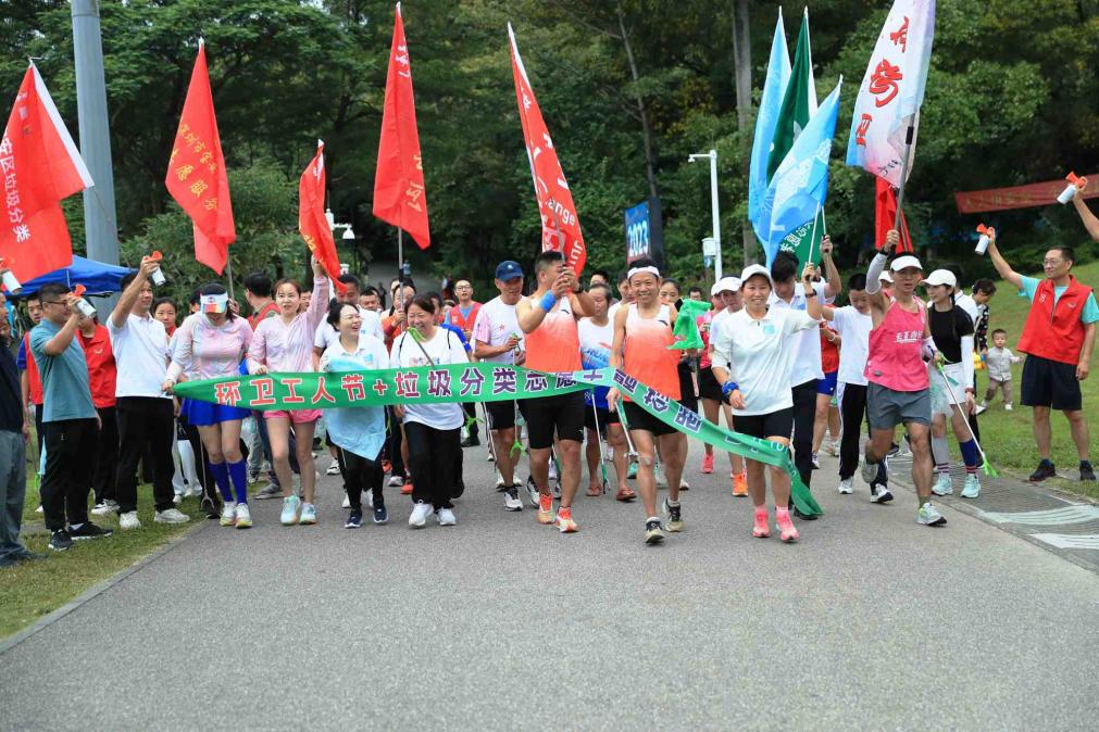 致敬“城市美容师”！环卫橙与志愿红低碳“Plogging”，共绘绿色画卷