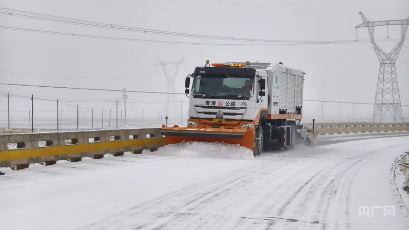 17条国省干线公路积雪受阻，青海公路养护部门清雪保通