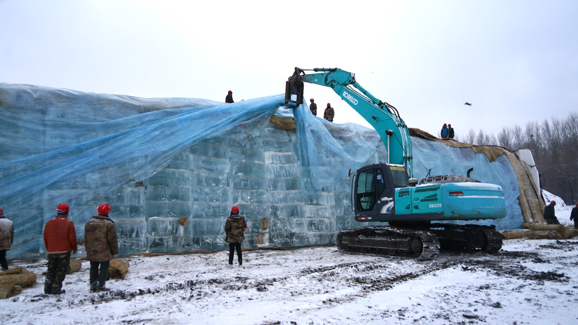 存冰运入园区 第二十六届哈尔滨冰雪大世界冰建施工开始！