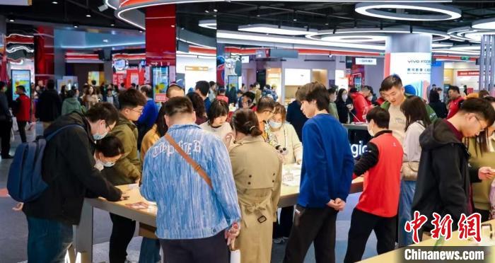 天津：手机等数码产品购新补贴活动5天销售额超1.4亿元 | 极目新闻