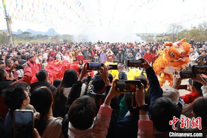 广西百年客家“上灯节”民众祈求添丁添福 | 极目新闻