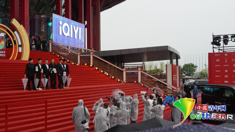 雨中绽放的光影盛宴！组图直击北影节开幕红毯