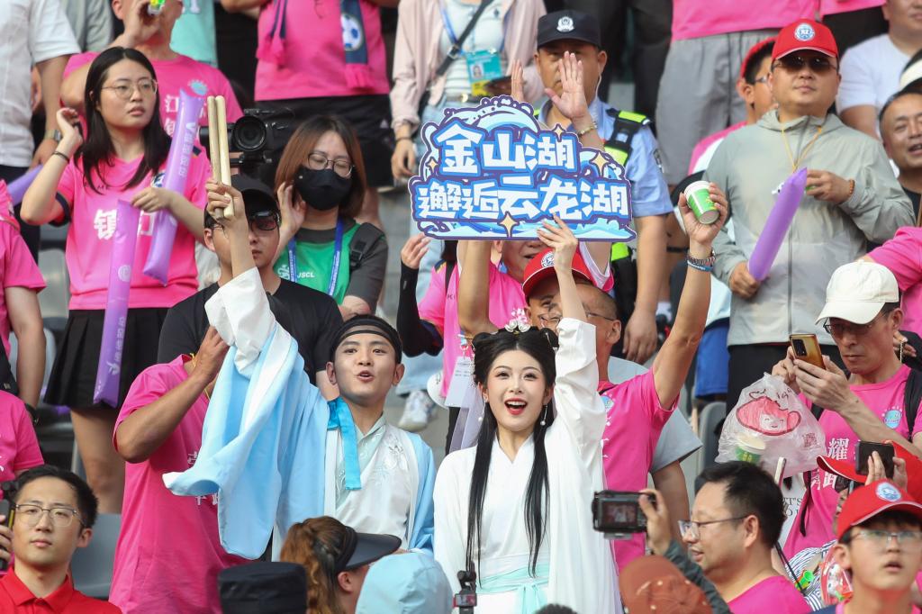 叫扬叔 - 全网最会整活的苏超球迷  足球圈热梗收割机“苏超”爆火：始于足球成于文化
