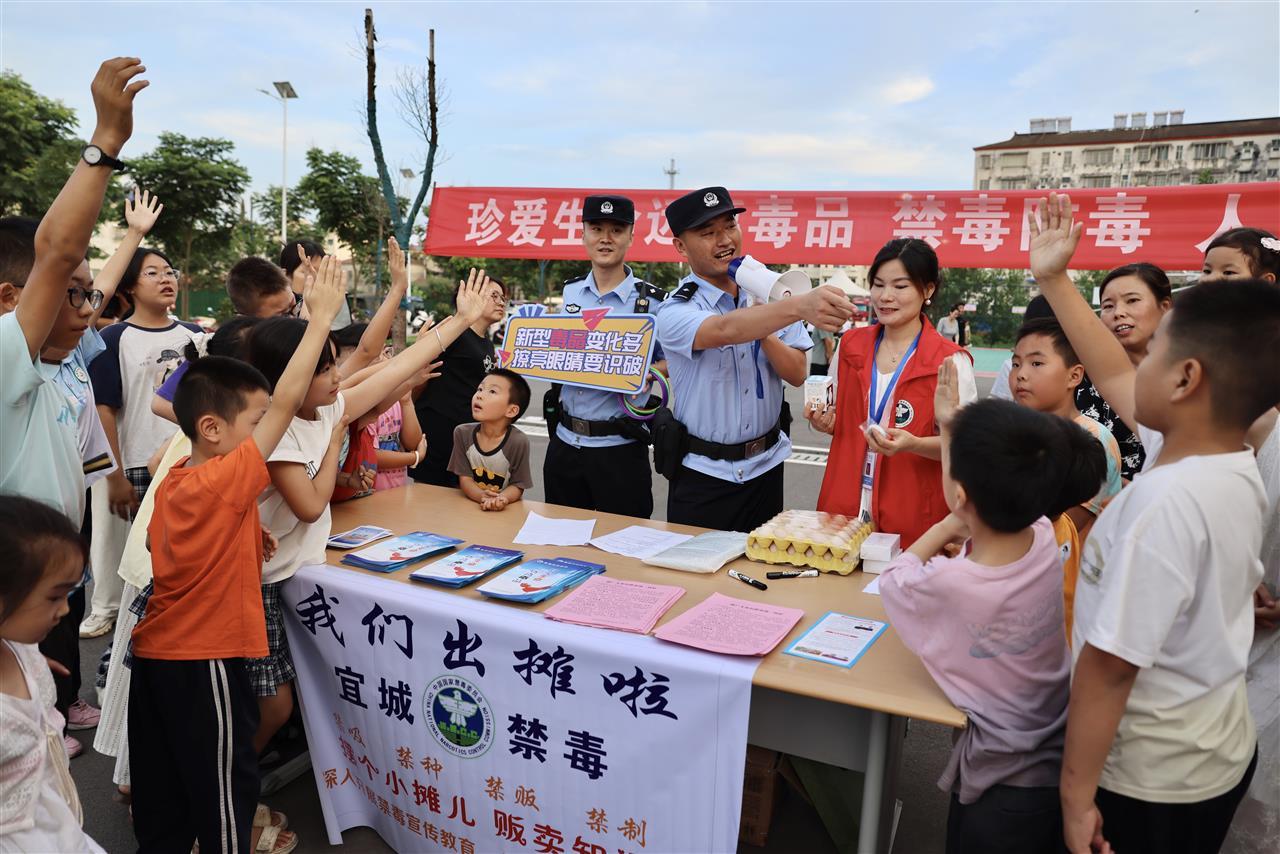 图四 大家纷纷举手抢答问题.jpg