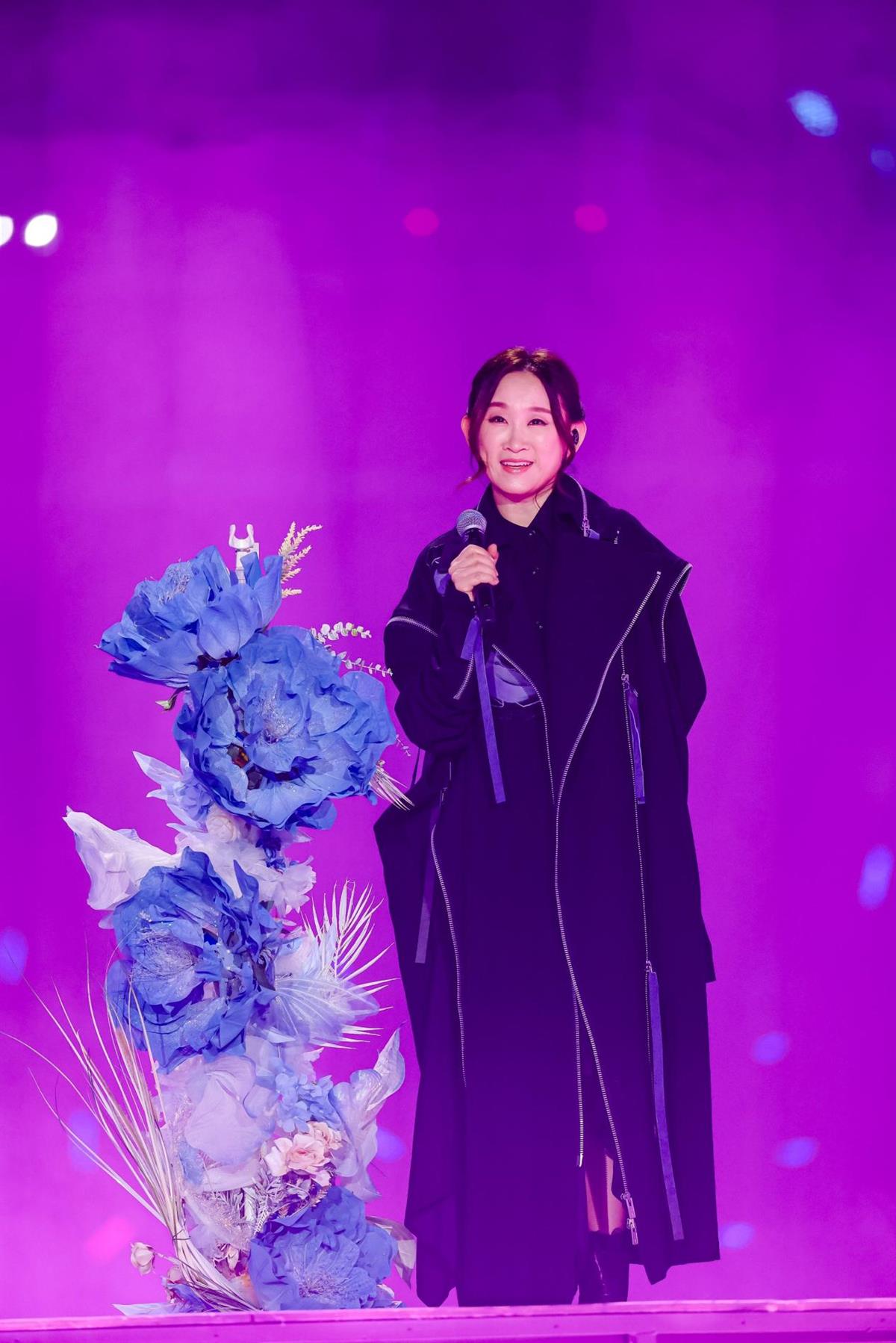 以树喻影,戏如人生,王菀之《那棵树开花了》致敬中国电影诞生120周年