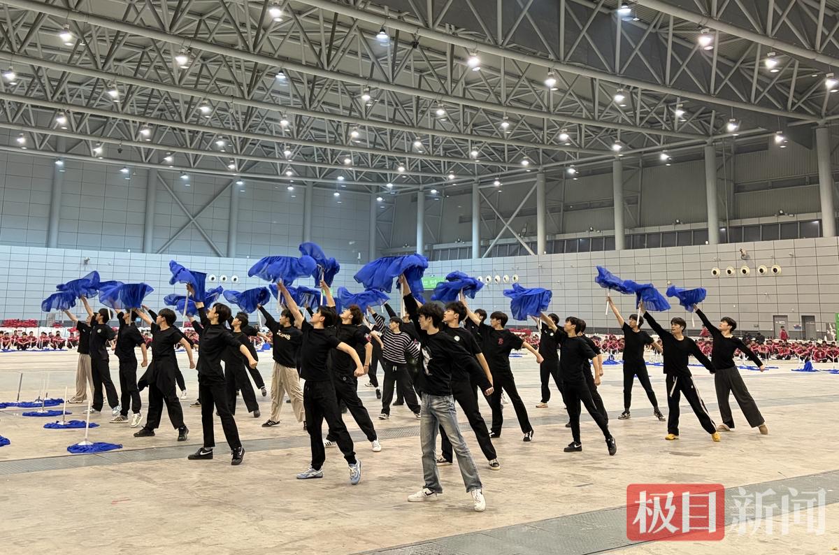 51名武汉学子亮相央视春晚,安徽小伙除夕夜家乡登台:“这也是一种团圆” | 极目新闻