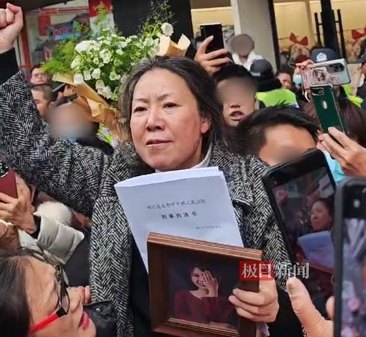 成都女子家门口被杀案一审宣判，凶手被判死缓，家属不满将申请抗诉