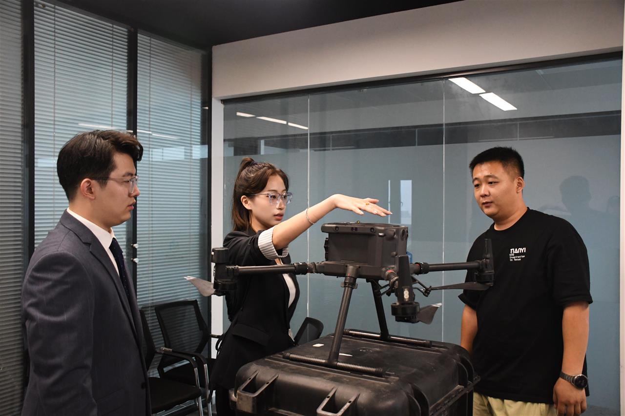 用穿越机高精度云台快速适配 大学生创新影视航拍新范式