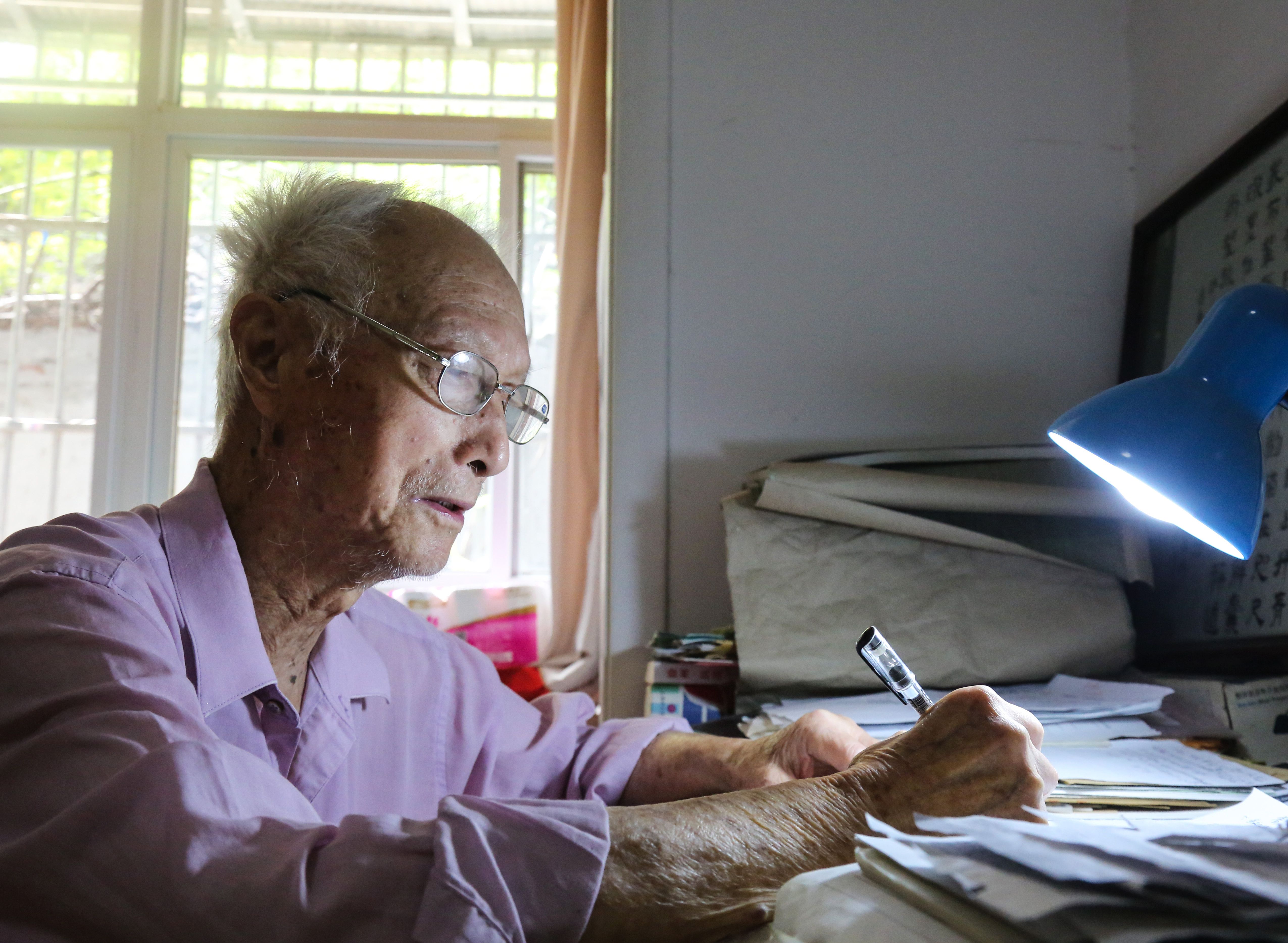 97歲老教師結婚79年恩愛如初,一家兩代五人從教 | 極目新聞