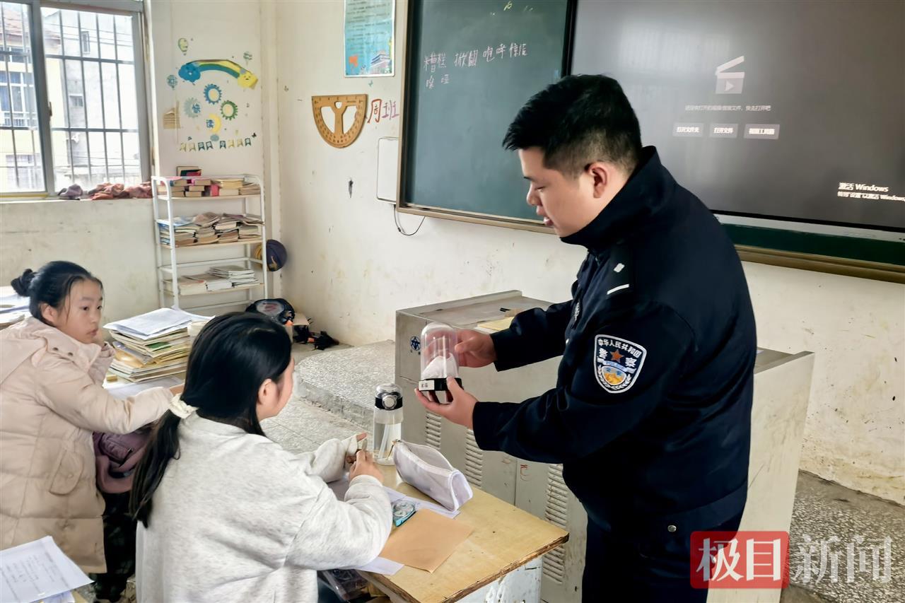 图二 民警向学生展示禁毒模型.jpg