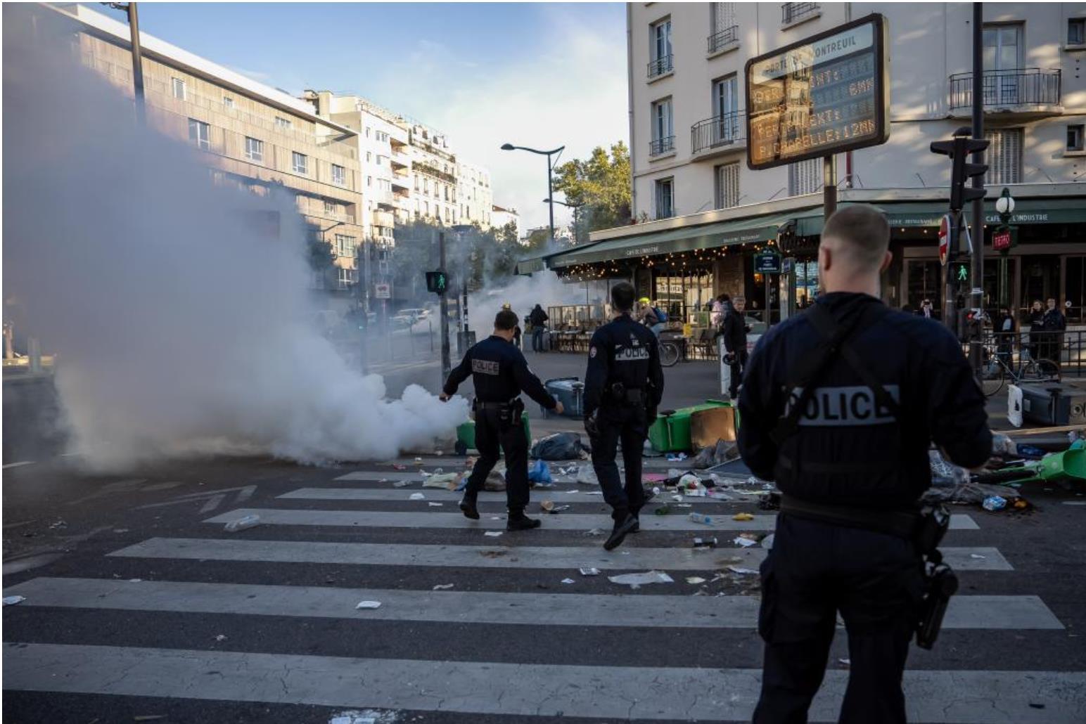 9月10日，在法国巴黎街头，警察阻止示威者用垃圾桶封锁街道。新华社发（奥雷利安·莫里萨尔摄）.png