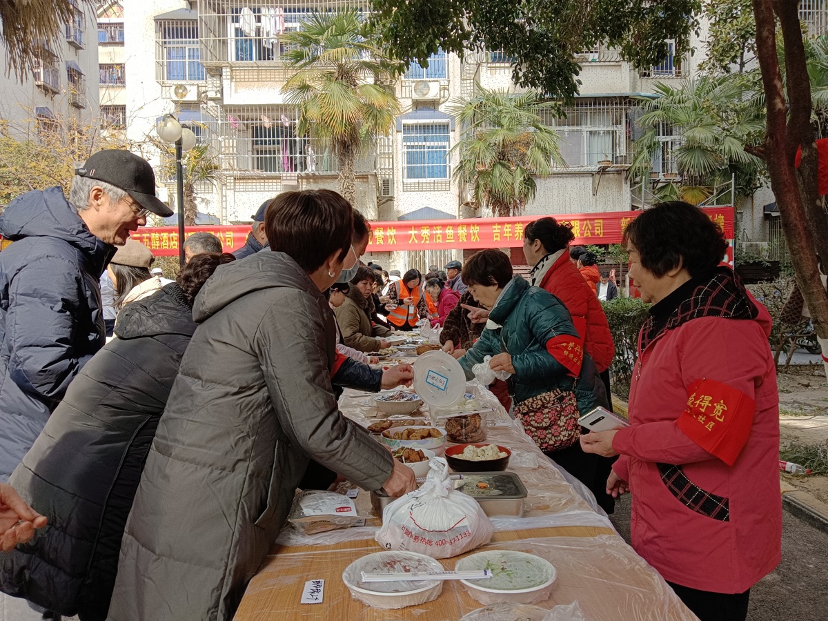 参加小区百家宴活动.jpg 参加小区百家宴活动.jpg