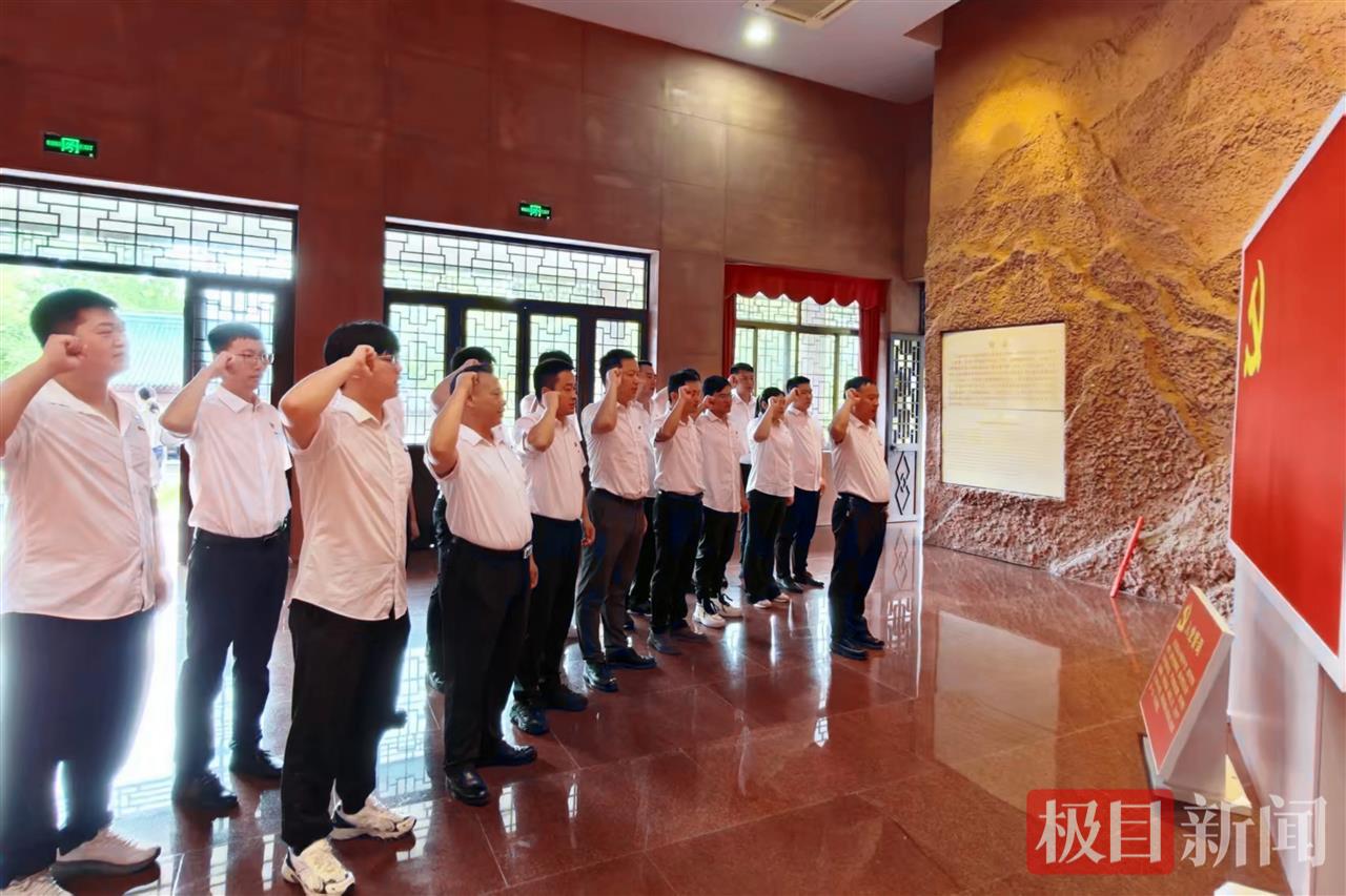 7月1日，中铁一局城轨公司武汉片区党员在革命烈士纪念馆重温入党誓词。李晓旭 摄.jpg