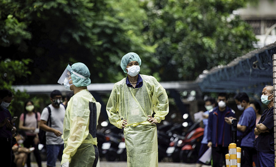 台流行疫情指挥中心公布,台湾地区新增63964例本土新冠确诊病例,境外