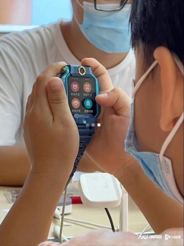 极目锐评丨不买“小天才”就融不进同学圈子？给孩子用的电话手表应该简单点