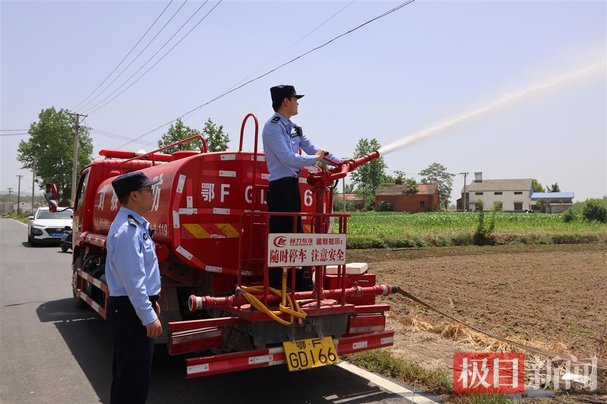 民警现场浇灌花生田.JPG