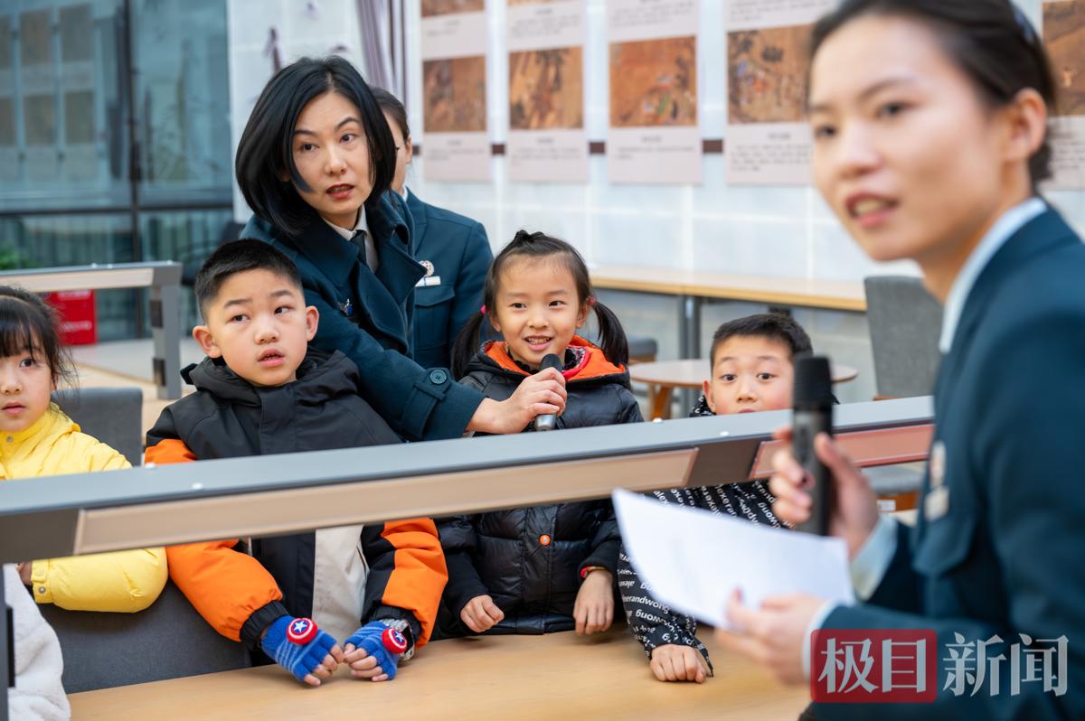 图书馆工作人员组织看图猜成语游戏 (2).jpg