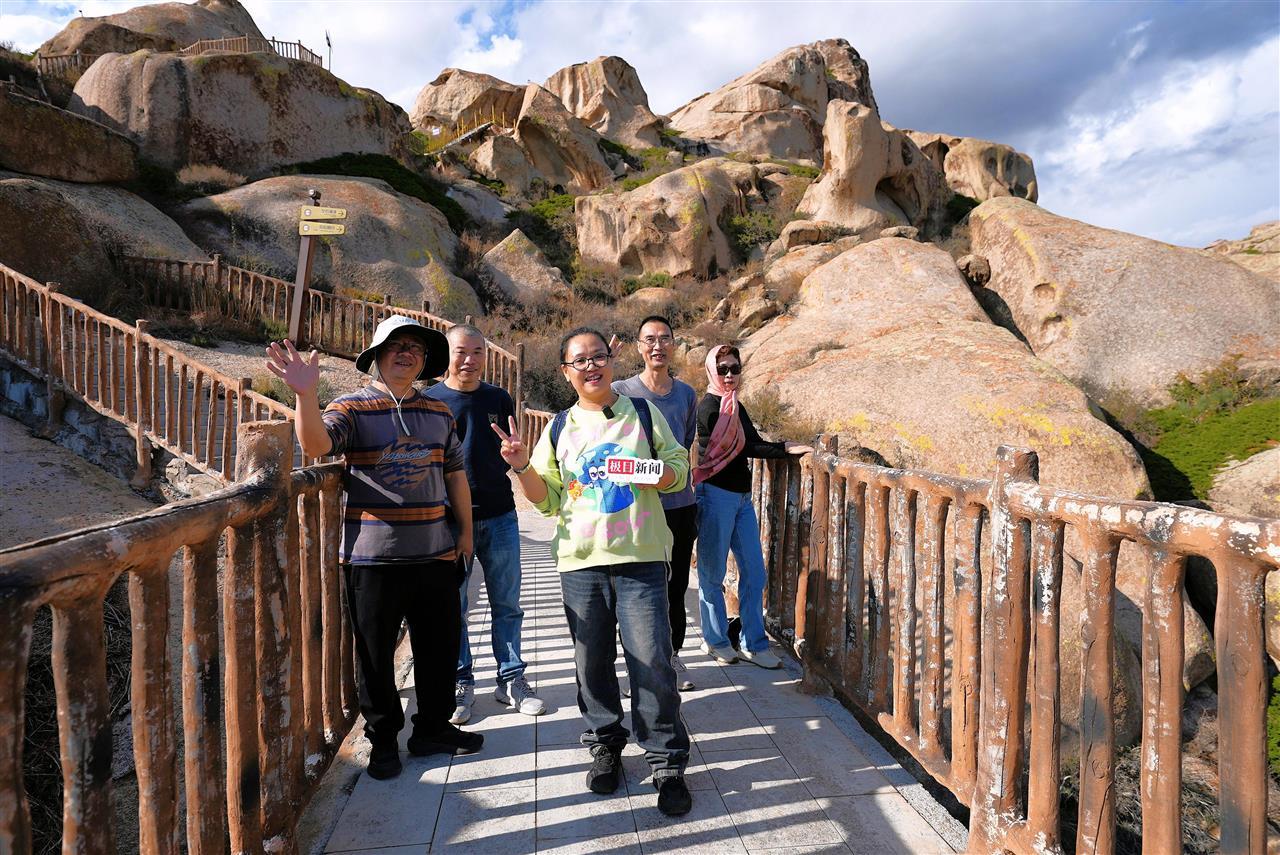 重庆一家人快乐打卡怪石峪景区.jpeg