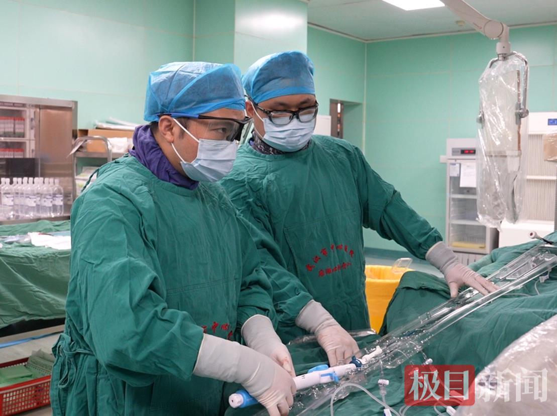 心血管内科专家团队为患者实施手术.jpg
