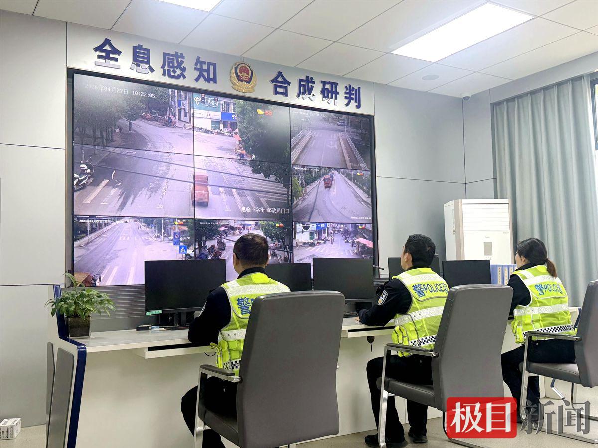 图2：民警筛查肇事逃逸案监控。.jpg