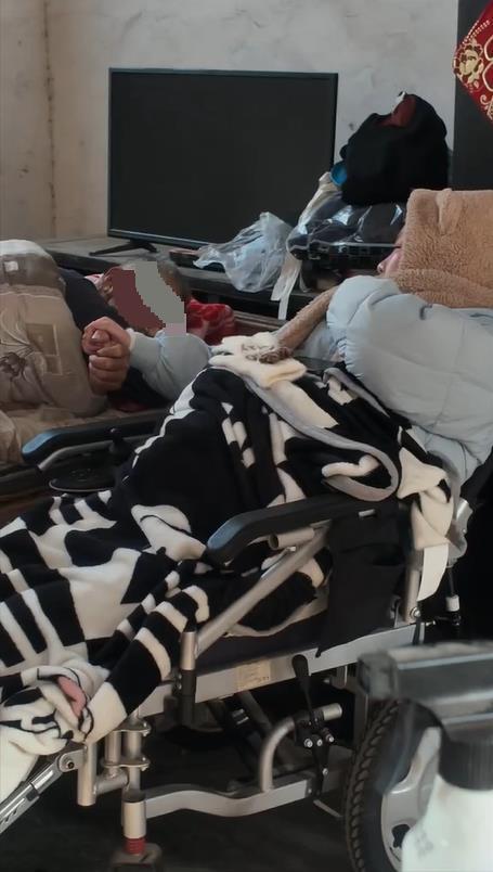 老人将瘫痪养女送入养老院，关爱与责任并重，五保户身份彰显社会关怀