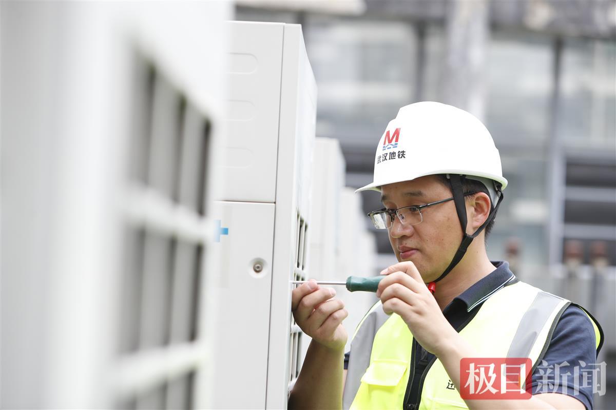 武汉地铁迅和物业曹军检修空调。袁永华 摄.jpg