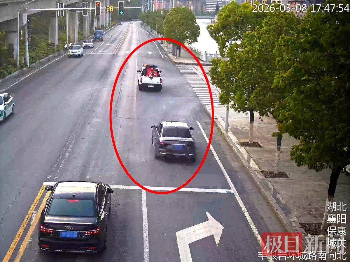 图3:交警驱警车一路开道.jpg 图3:交警驱警车一路开道.jpg