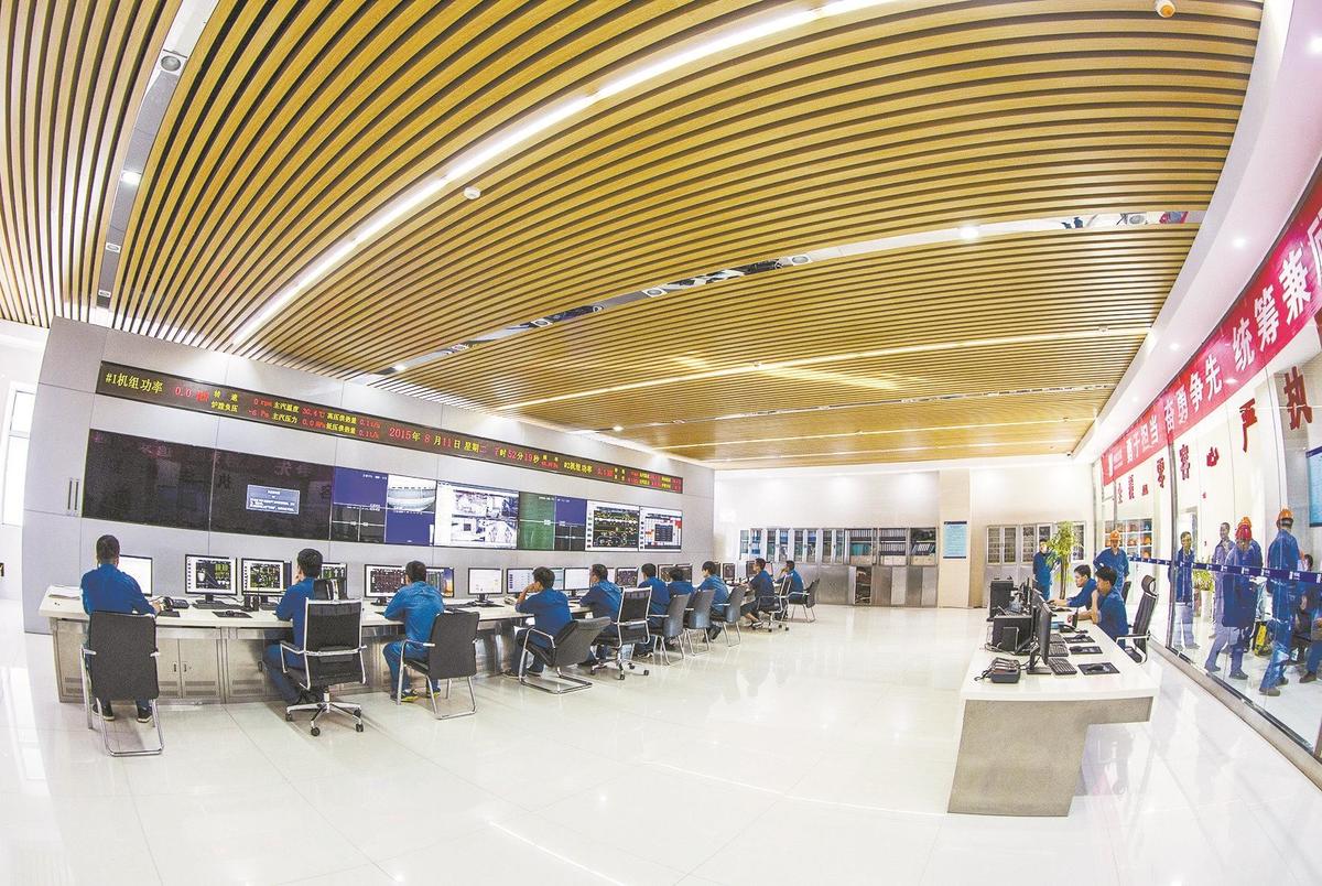 春节期间,电厂集控室人员坚守岗位,认真监盘