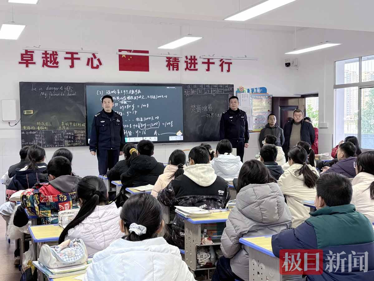 图2：民警在学校上法治课.jpg