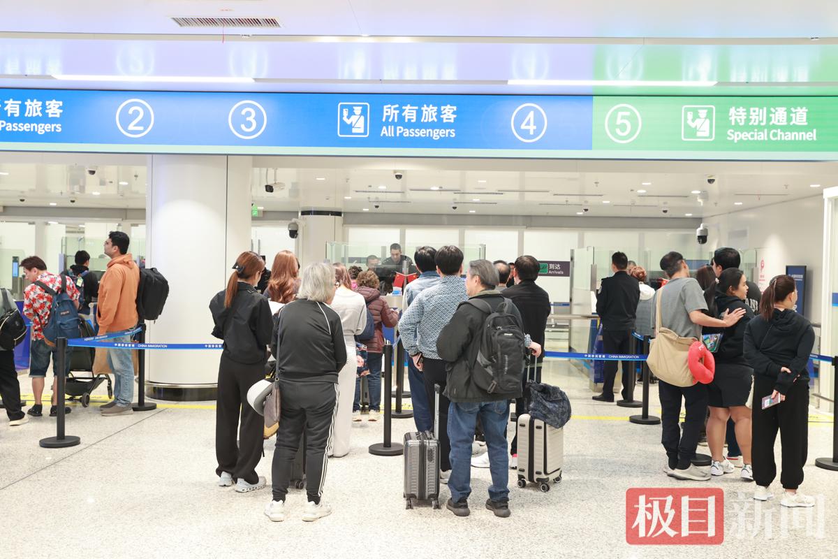 图为旅客排队办理边检手续（钟鹏宇 摄）.JPG