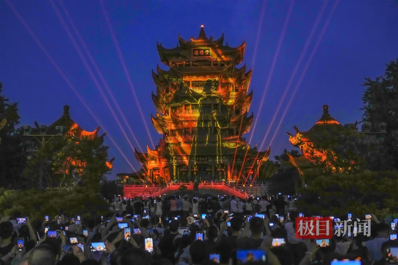 《夜上黄鹤楼》是游客喜欢的夜游项目.jpg 《夜上黄鹤楼》是游客喜欢的夜游项目.jpg