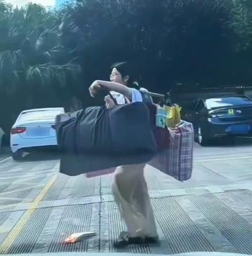 高考完女生挑扁担回家 来自网络.png