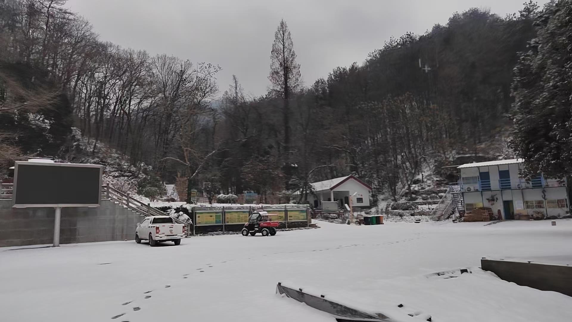 雪中素山寺，雪落静无声 彭飞供图.jpg