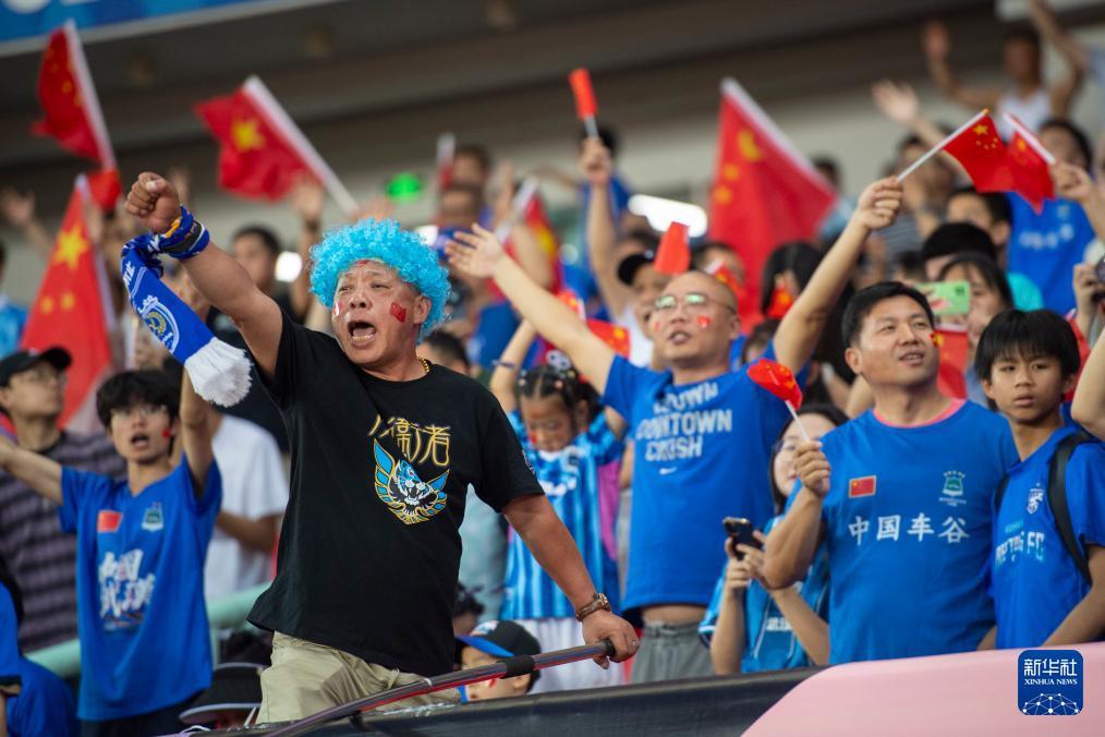 5月24日，武汉车谷江大队球迷在看台加油助威.jpg