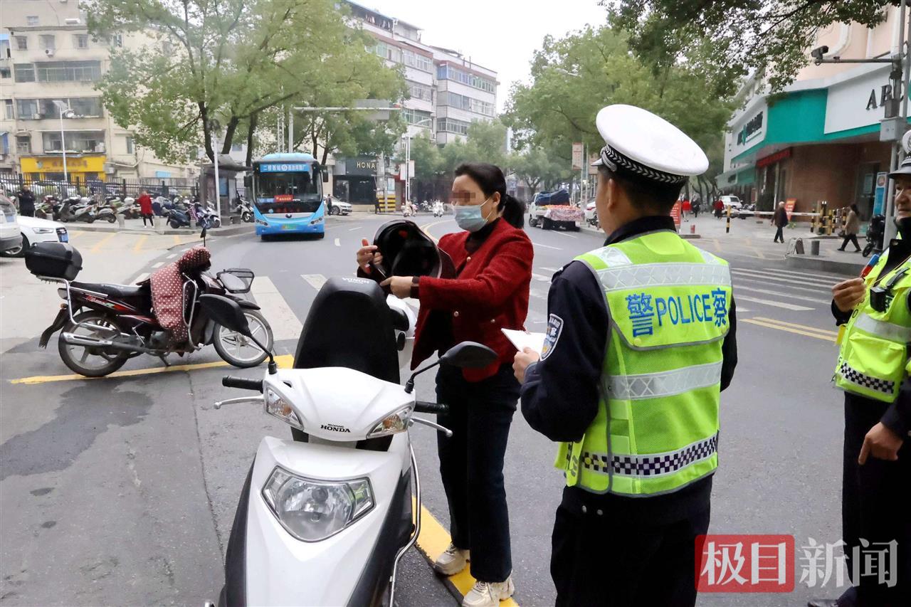 图2：未按规定佩戴安全头盔.jpg