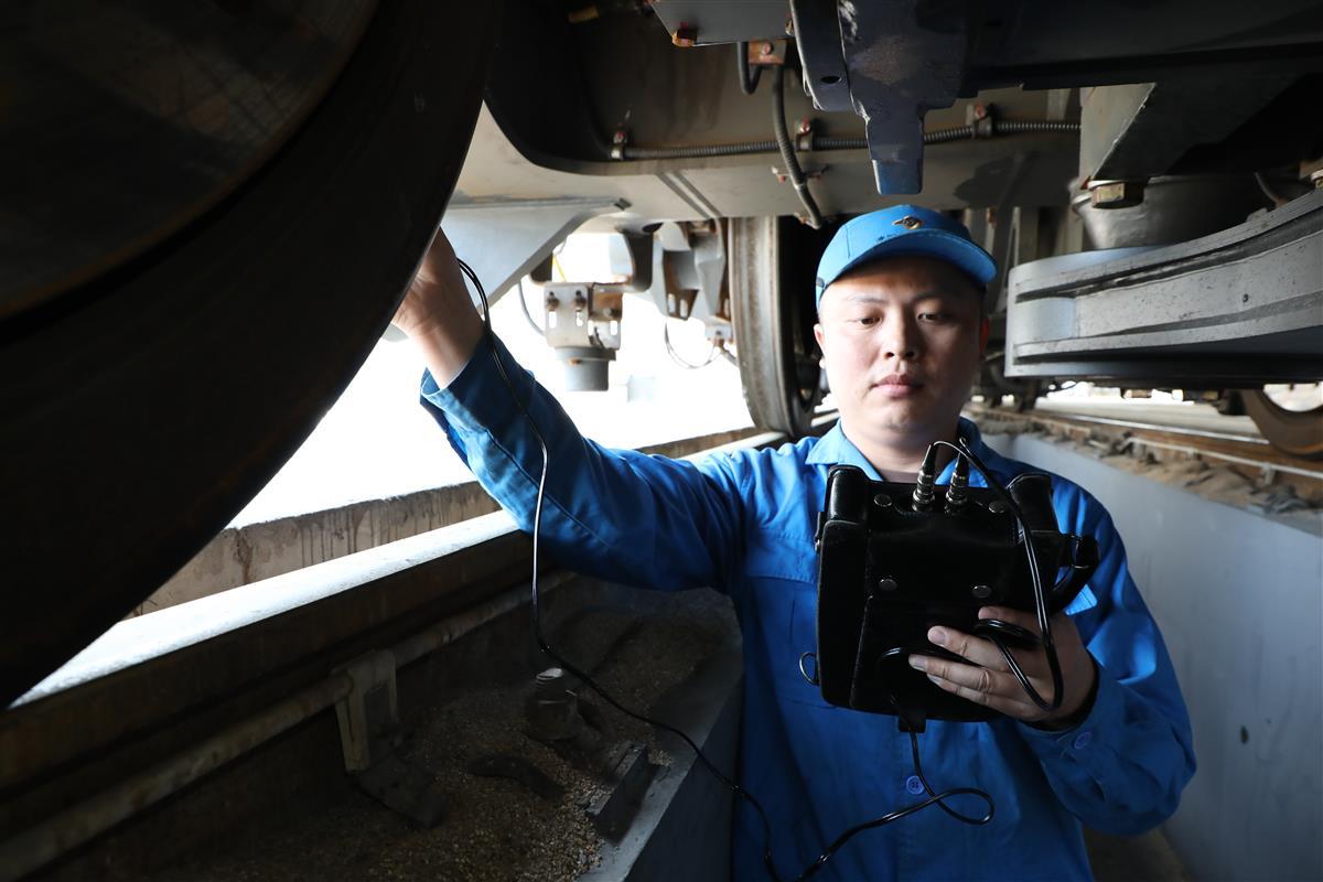 图为邓凡正在对轮对踏面进行探伤作业2  徐安宏 摄.JPG