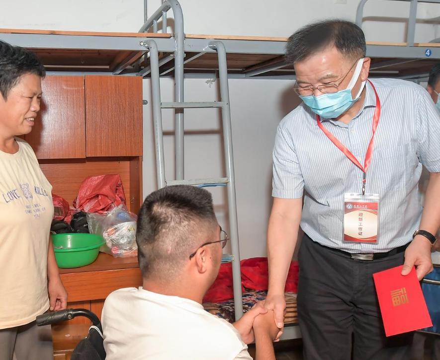 迎新当日，校长李勇到寝室看望慰问左礼磊.png